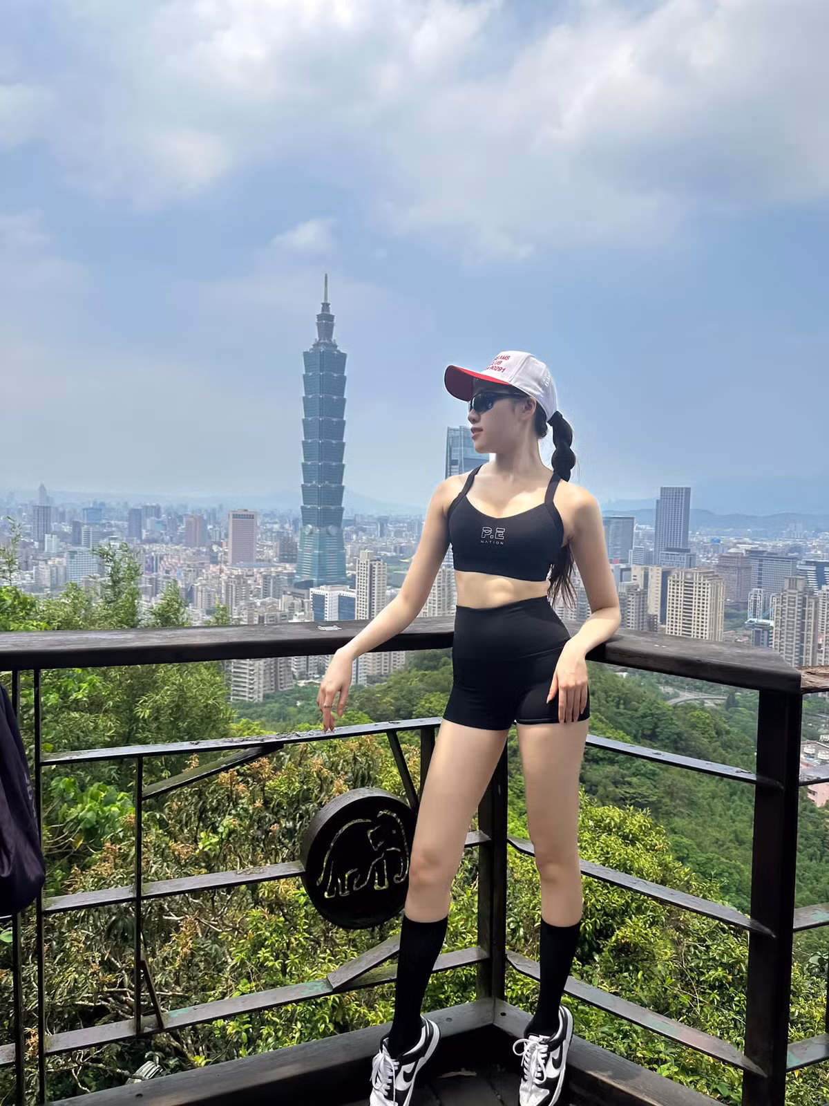 Thanh Thanh Huyền nhận được nhiều lời khen ngợi của cư dân mạng khi lăng xê xu hướng diện đồ tập ra phố