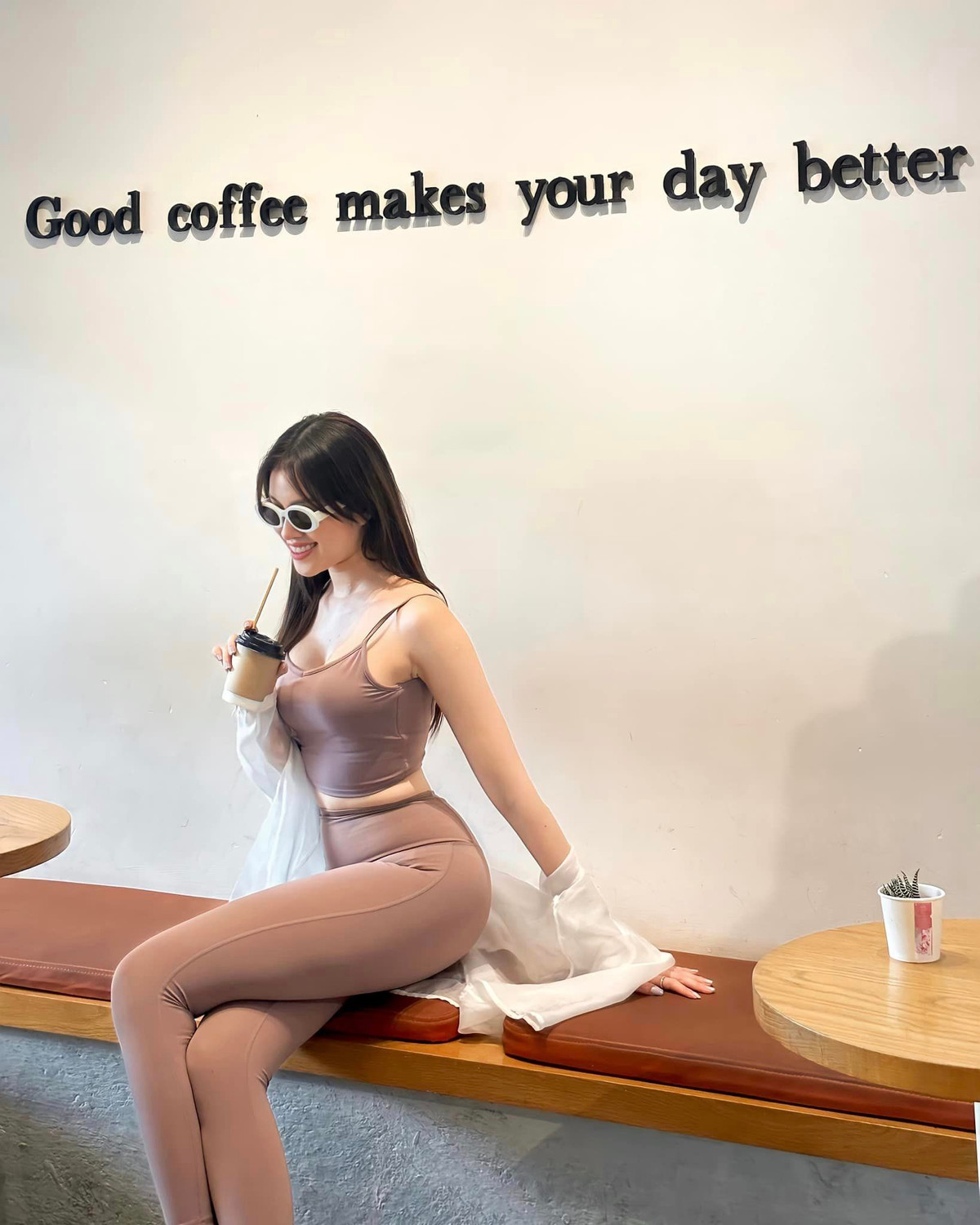 Những hình ảnh diện đồ tập của Thanh Thanh Huyền nhanh chóng gây chú ý, bởi lẽ bộ trang phục này ít ai sử dụng khi đi cafe.