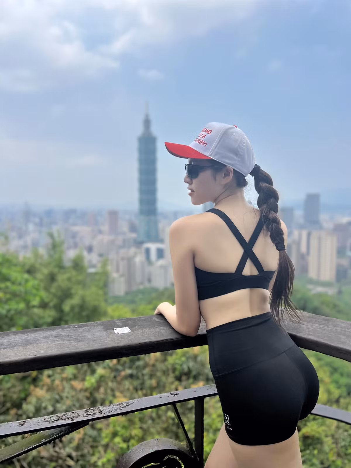 Đặng Dương Thanh Thanh Huyền là MC song ngữ, nhà sáng tạo nội dung và người truyền cảm hứng nổi tiếng trên mạng xã hội.