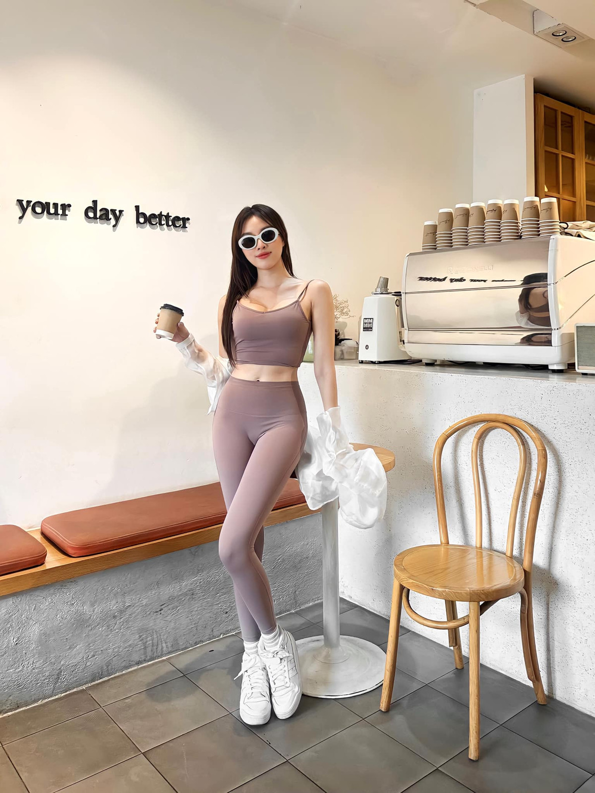 Mới đây trên trang Facebook cá nhân, nữ MC Thanh Thanh Huyền gây chú ý khi đăng tải loạt ảnh diện đồ tập gym đi cà phê.