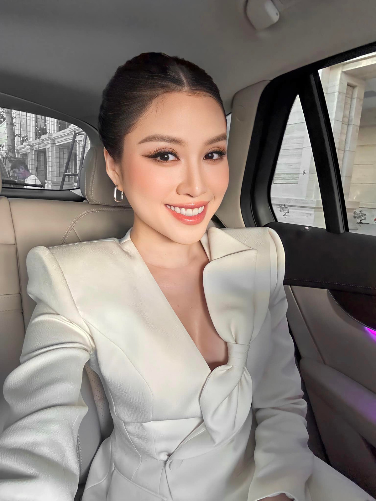 Với chiều cao 1,7m, đôi chân dài 1,1m cùng số đo ba vòng lần lượt là 85-61-89cm, cô được mệnh danh là MC có hình thể đẹp nhất nhì showbiz. Ảnh: FBNV