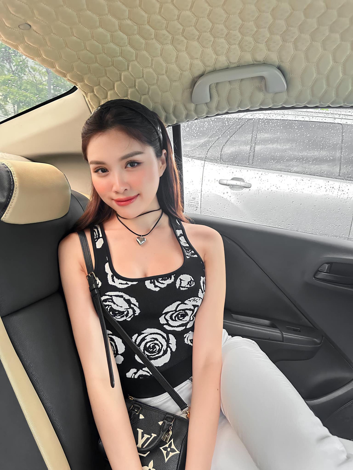 Nữ MC từng đại diện Việt Nam tham gia cuộc thi Miss Charm 2023 được tổ chức tại TP.HCM vào tháng 2/2023 và dừng chân tại top 20.