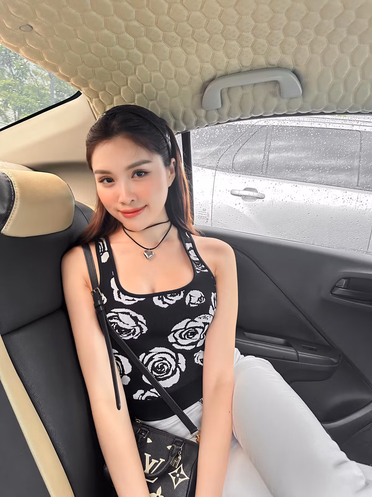 Nữ MC từng đại diện Việt Nam tham gia cuộc thi Miss Charm 2023 được tổ chức tại TP.HCM vào tháng 2/2023 và dừng chân tại top 20.