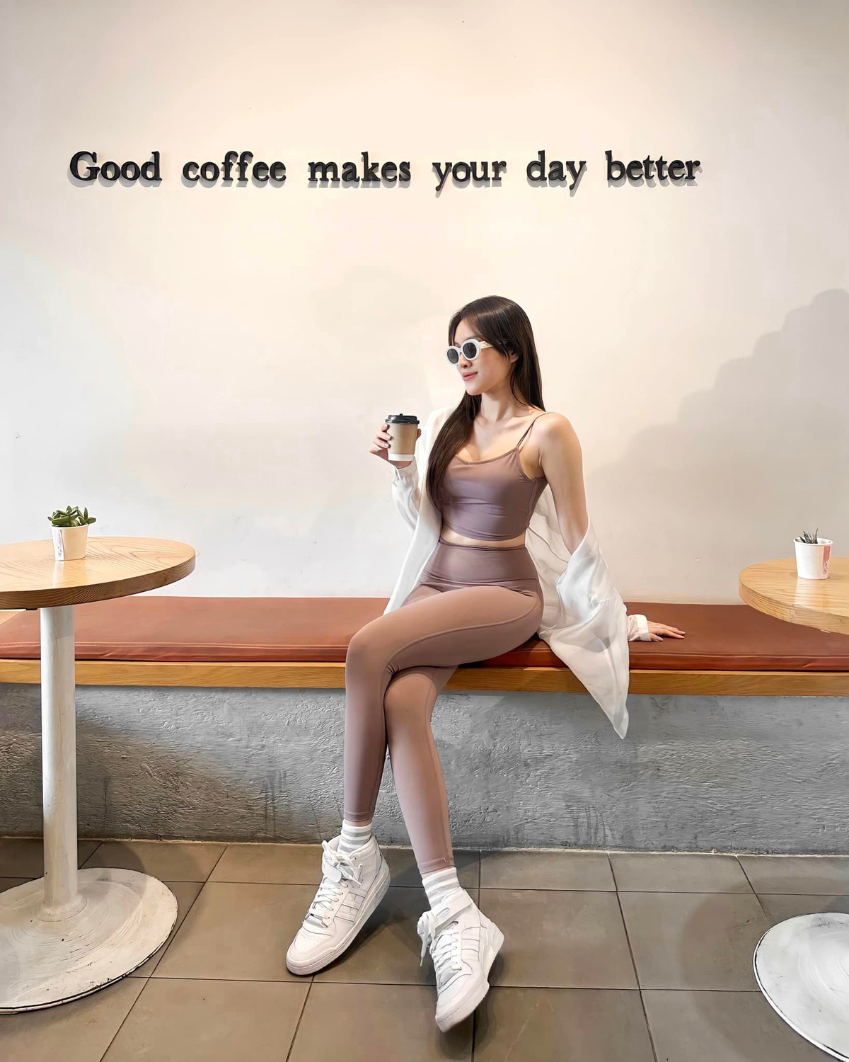 Bài đăng nhanh chóng nhận được nhiều sự quan tâm của dân mạng, nhiều người dành lời khen ngợi cho body ngày càng nóng bỏng của "nữ MC chân dài nhất Việt Nam".