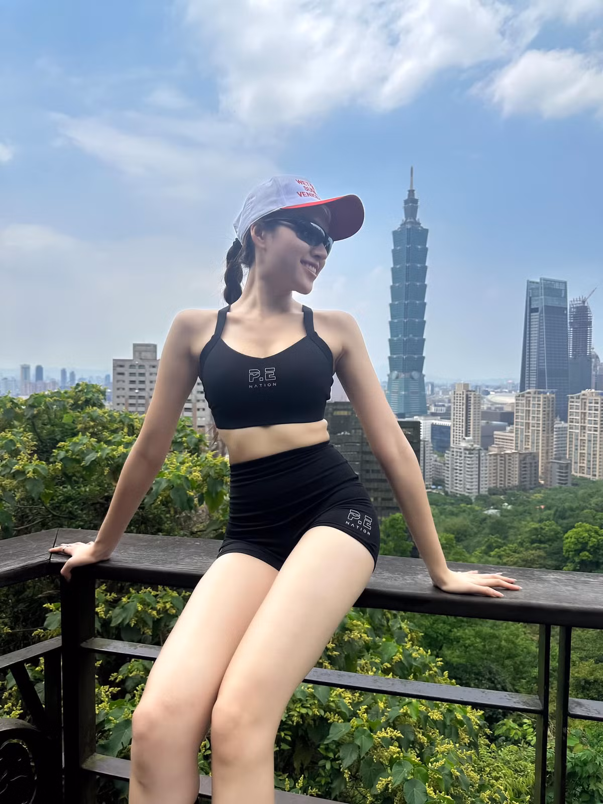 Cư dân mạng dành nhiều lời khen cho cô nàng như: "Thân hình đẹp quá", "Diện trang phục nào cũng tôn dáng", " Mặc gì cũng đẹp",...