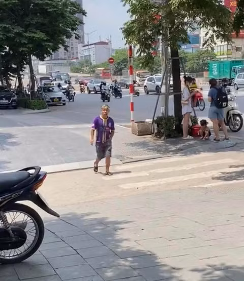 Xuất hiện ngoài đường nhưng dường như chẳng ai chú ý đến chàng hot TikToker ngày nào, khác hẳn với những gì trước đây Thông Soái Ca khoe trên MXH.