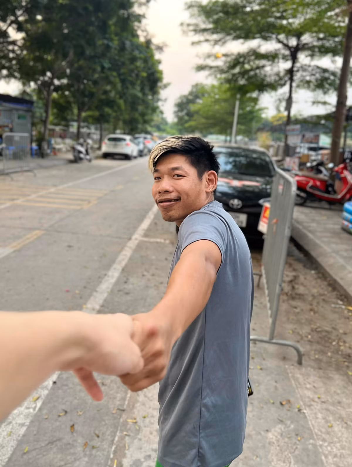 Được biết trước đây anh từng làm công việc phụ bàn với mức lương bèo bọt.