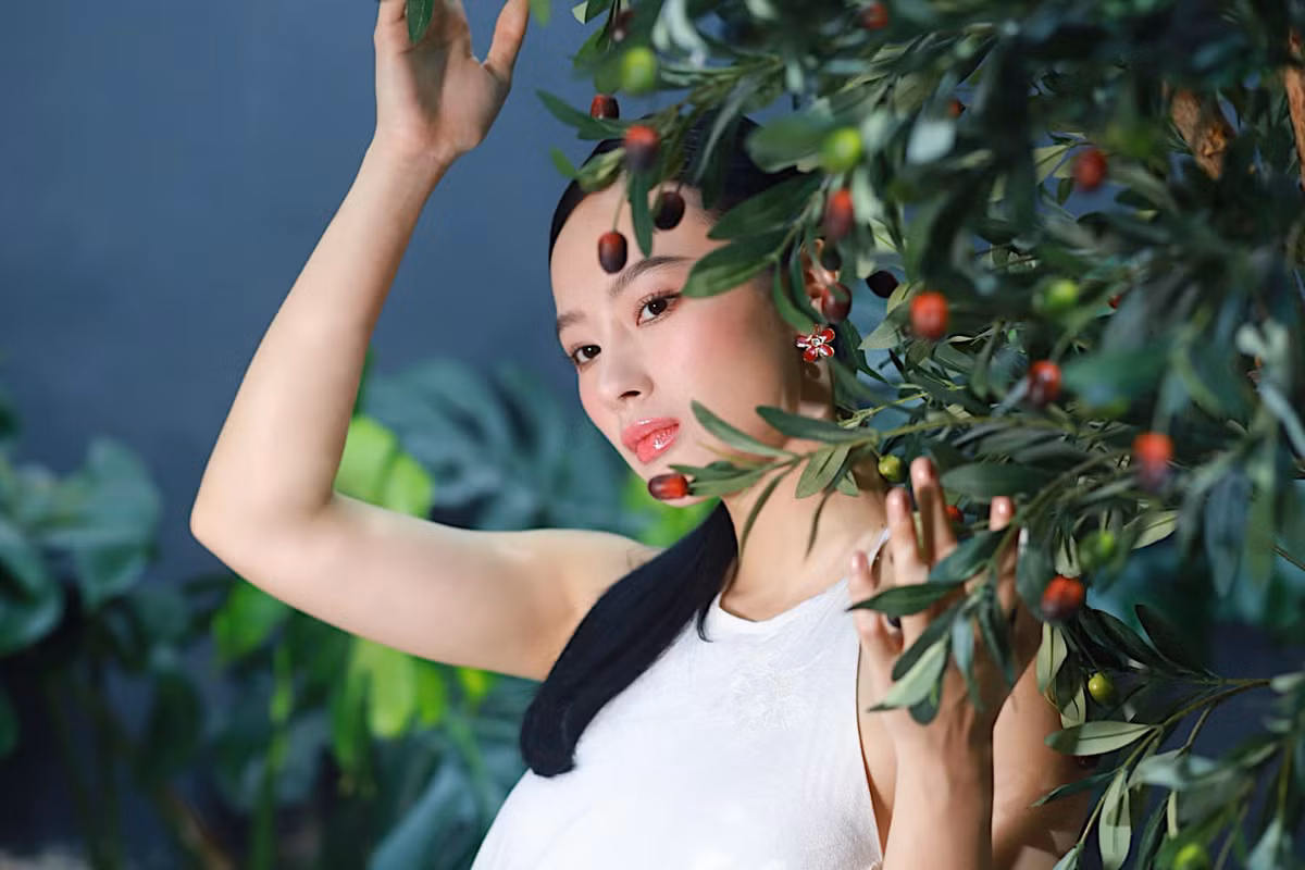 Trong loạt ảnh, Angela Phương Trinh diện đầm cổ yếm khá gợi cảm, khoe trọn bờ vai trần và đôi tay săn chắc.