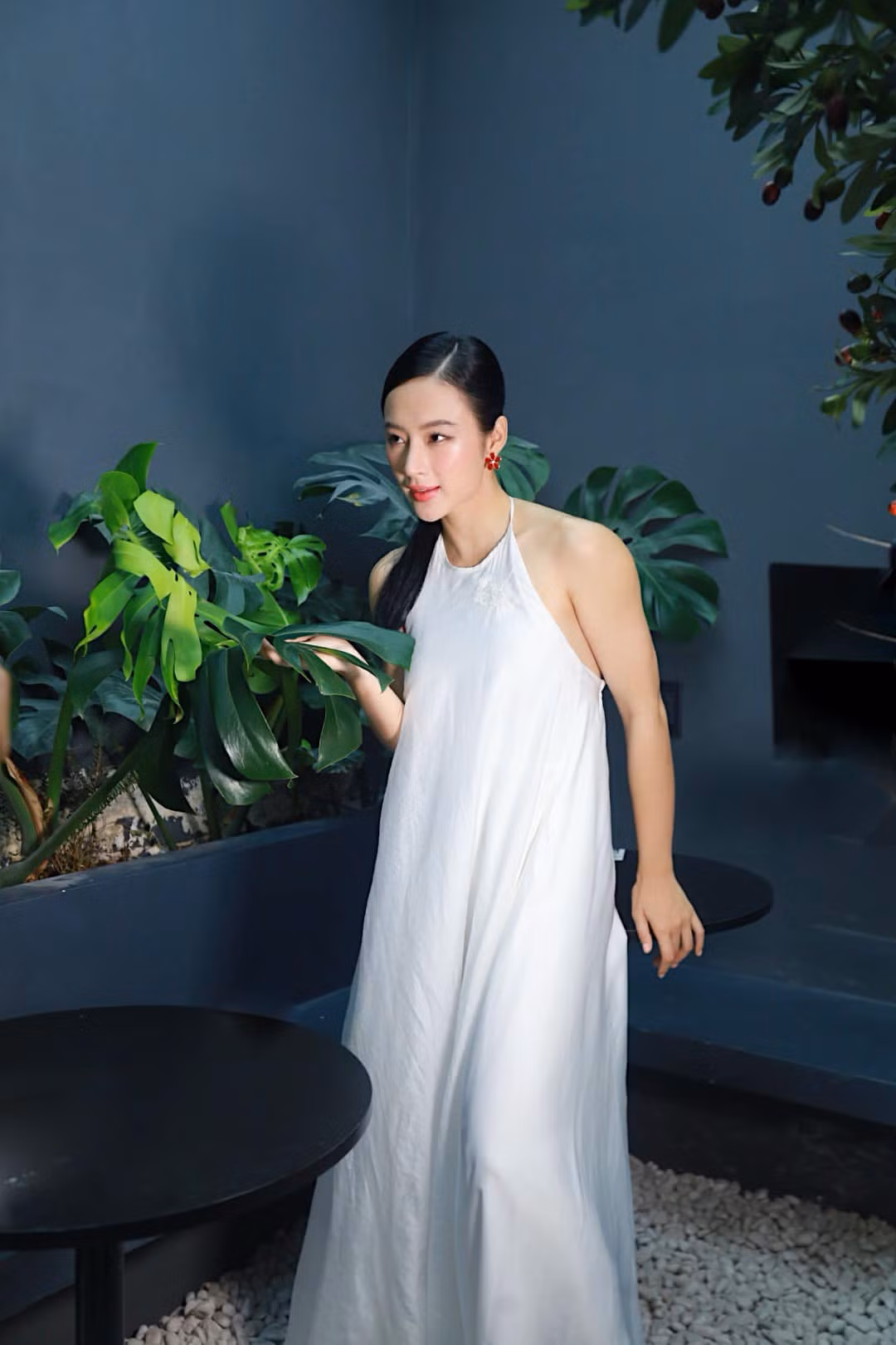 Không ít người cho rằng hình ảnh "vai u thịt bắp" này khiến Angela Phương Trinh mất đi đôi chút nữ tính, cuốn hút.