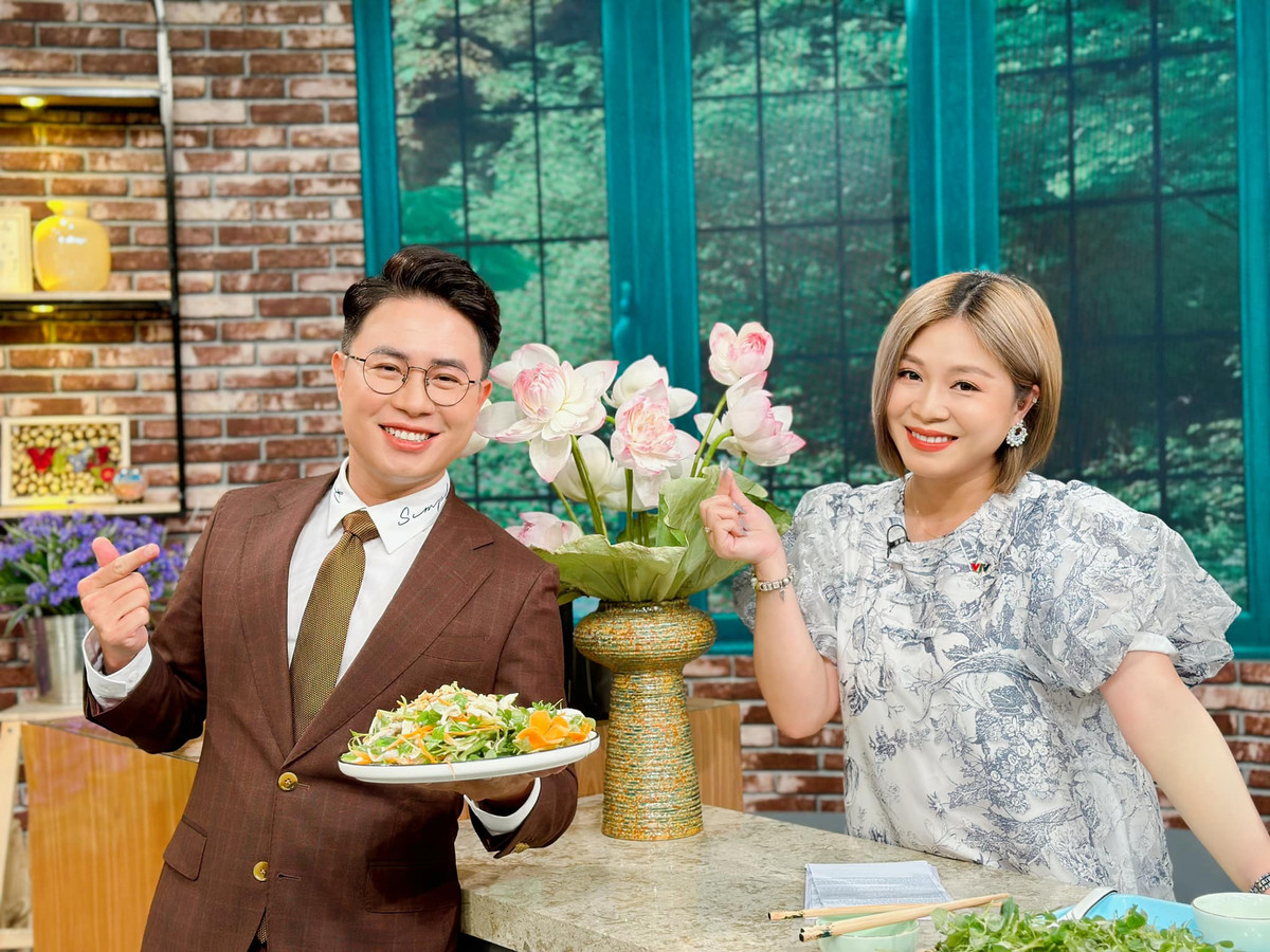 Khi lên sóng, công chúng không hề thấy bất kỳ một hình xăm nào của Hoàng Linh xuất hiện. Phần vì cô đã khéo léo và tinh tế lựa chọn nơi xăm trên cơ thể để phù hợp.