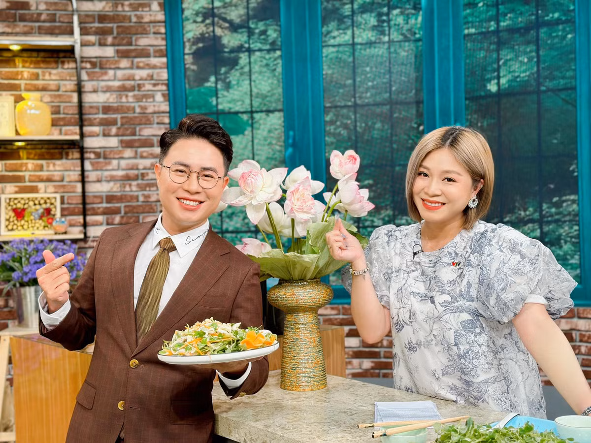 Khi lên sóng, công chúng không hề thấy bất kỳ một hình xăm nào của Hoàng Linh xuất hiện. Phần vì cô đã khéo léo và tinh tế lựa chọn nơi xăm trên cơ thể để phù hợp.