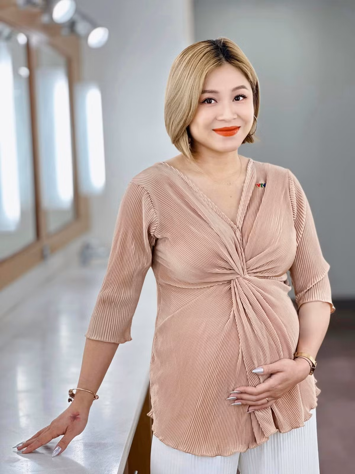 Thời gian qua, nữ MC VTV thông báo tin vui đang mang thai và nhận được rất nhiều lời chúc mừng từ bạn bè, khán giả.