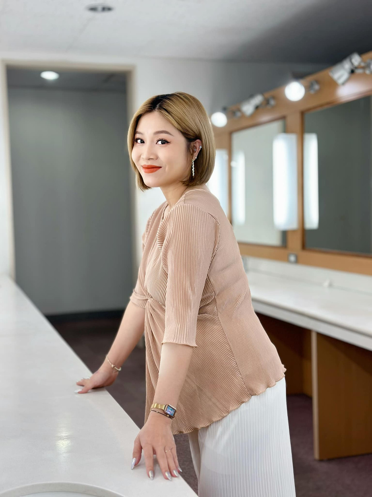 Dù sở hữu nhiều hình xăm và thích khoe chúng nhưng MC Hoàng Linh không vì điều đó mà làm ảnh hưởng đến hình ảnh khi dẫn sóng.