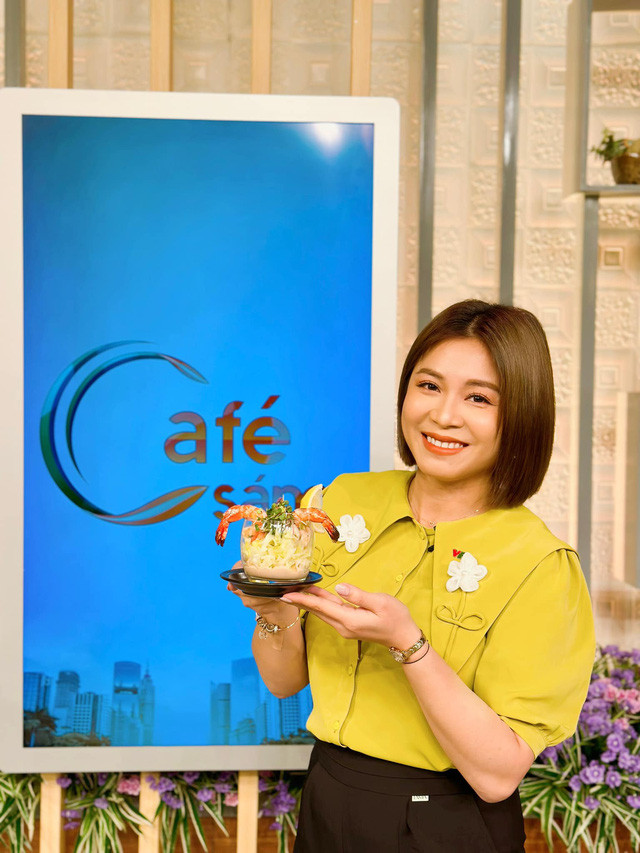 Dù bắt đầu tăng cân nhưng bà bầu Hoàng Linh vẫn vô cùng xinh đẹp trong mỗi lần lên sóng.