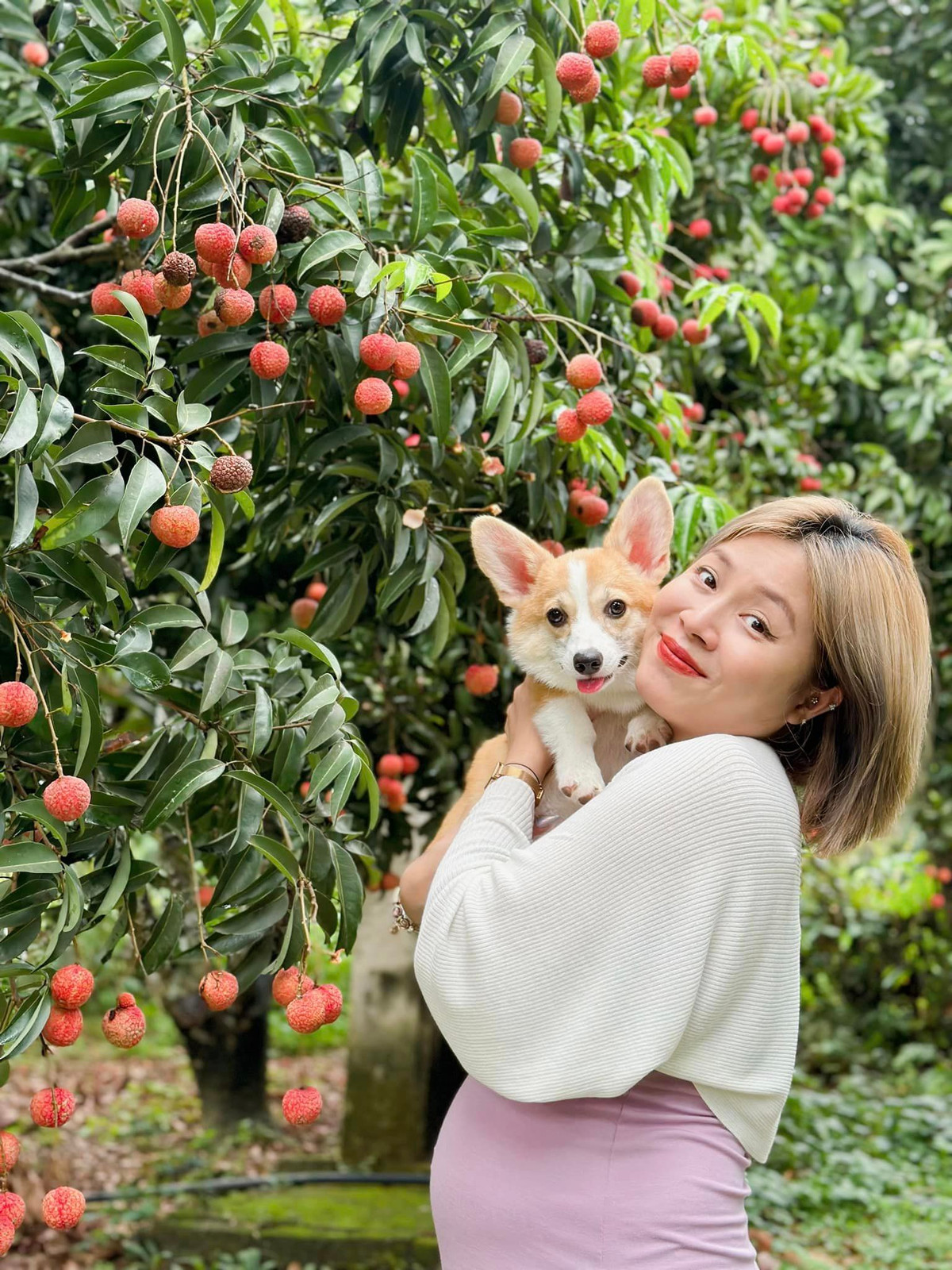 Cô khá cởi mở chia sẻ những hình ảnh, câu chuyện trong cuộc sống hàng ngày trên trang cá nhân và luôn nhận được sự quan tâm của người hâm mộ.