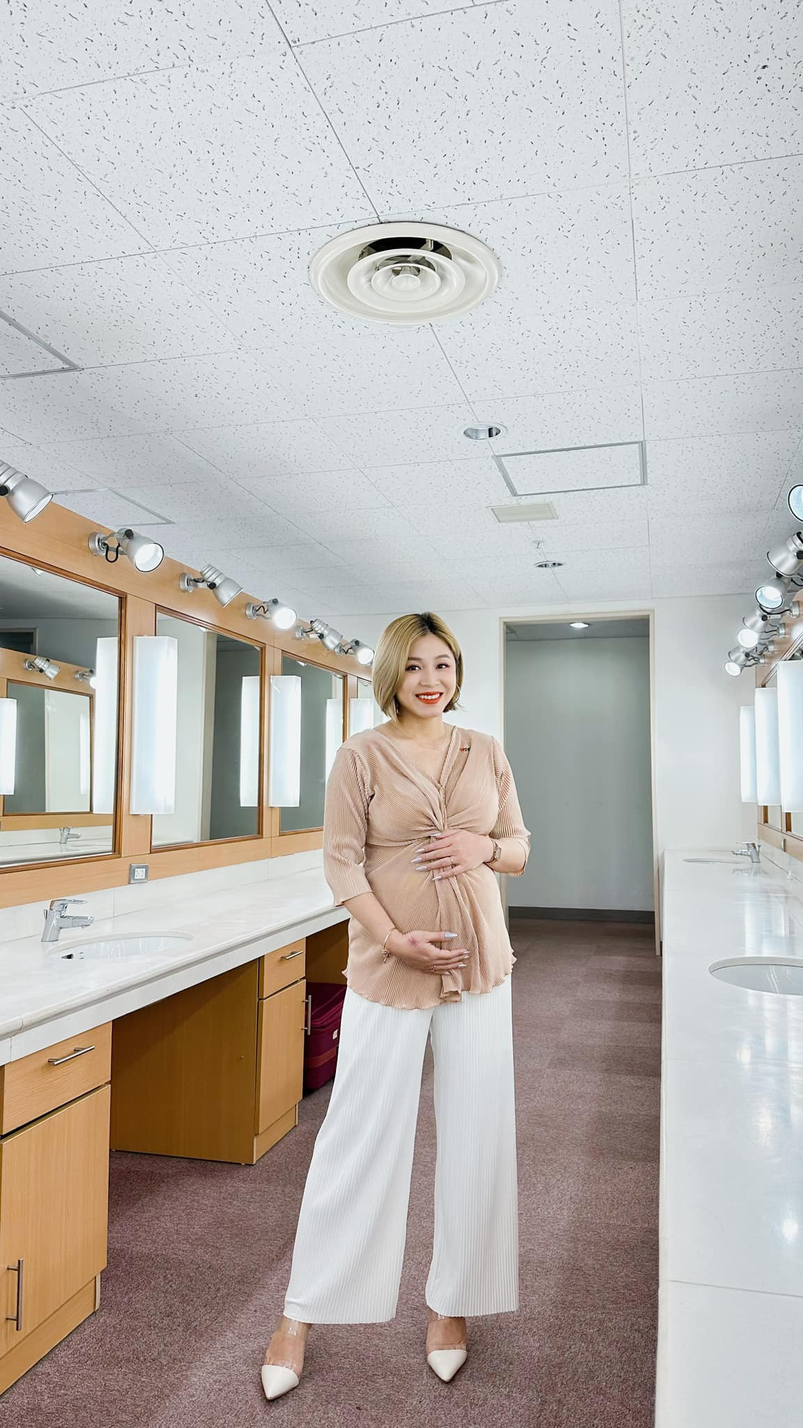 Mỗi lần chuẩn bị lên sóng truyền hình, cựu MC Chúng tôi là chiến sĩ thường ăn mặc kín đáo như áo dài, quân phục, hoặc đồ công sở có màu sắc nền nã.