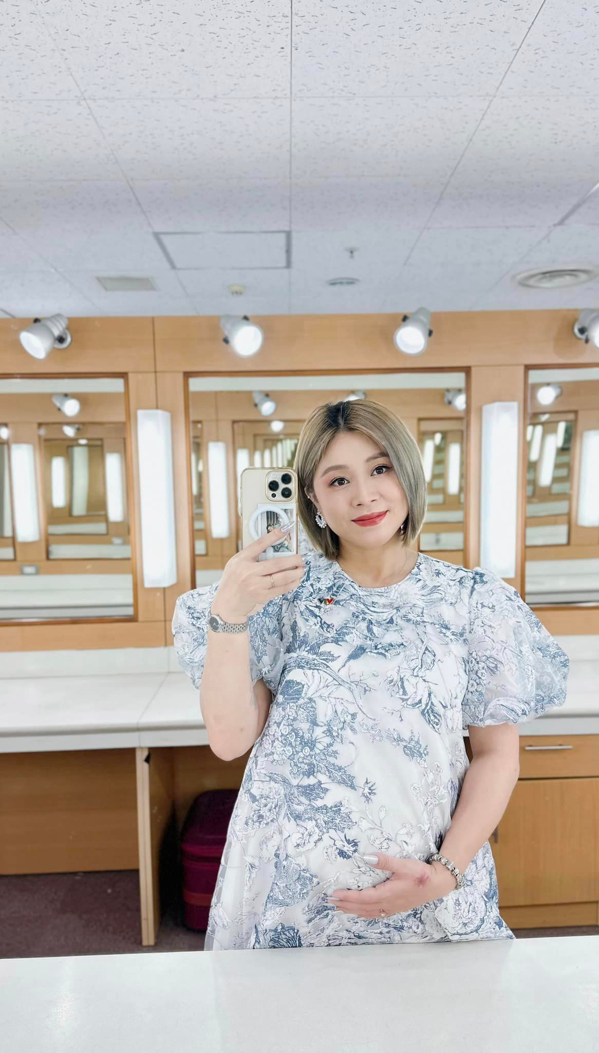 Dù đang trong thai kỳ nhưng nữ MC vẫn chăm chỉ dẫn chương trình như Café sáng, Giờ thứ 9...