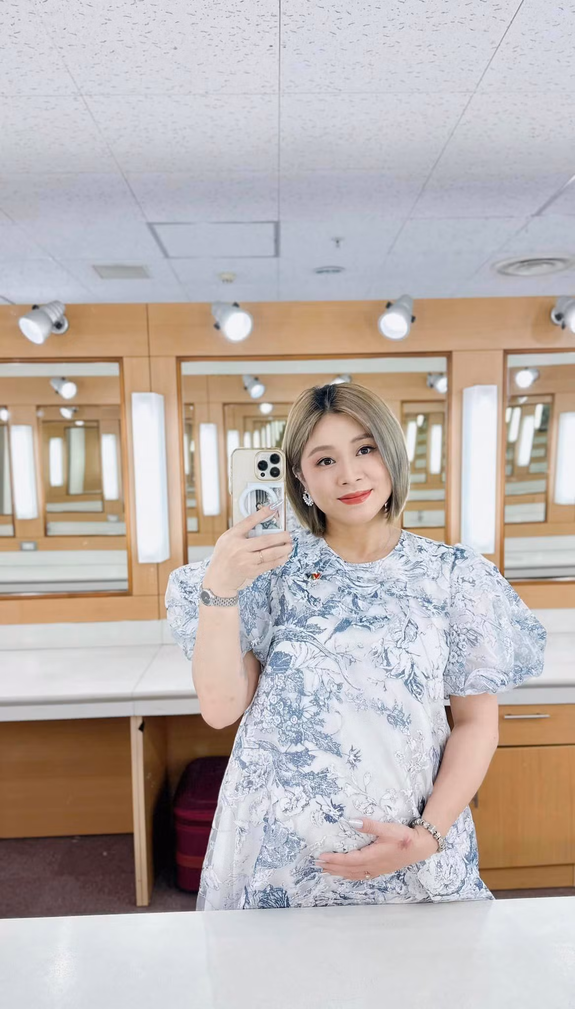 Dù đang trong thai kỳ nhưng nữ MC vẫn chăm chỉ dẫn chương trình như Café sáng, Giờ thứ 9...