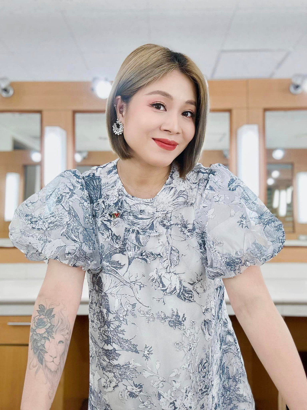 Cô hiện có bầu nên những trang phục lại càng kín đáo nhãn nhặn hơn.