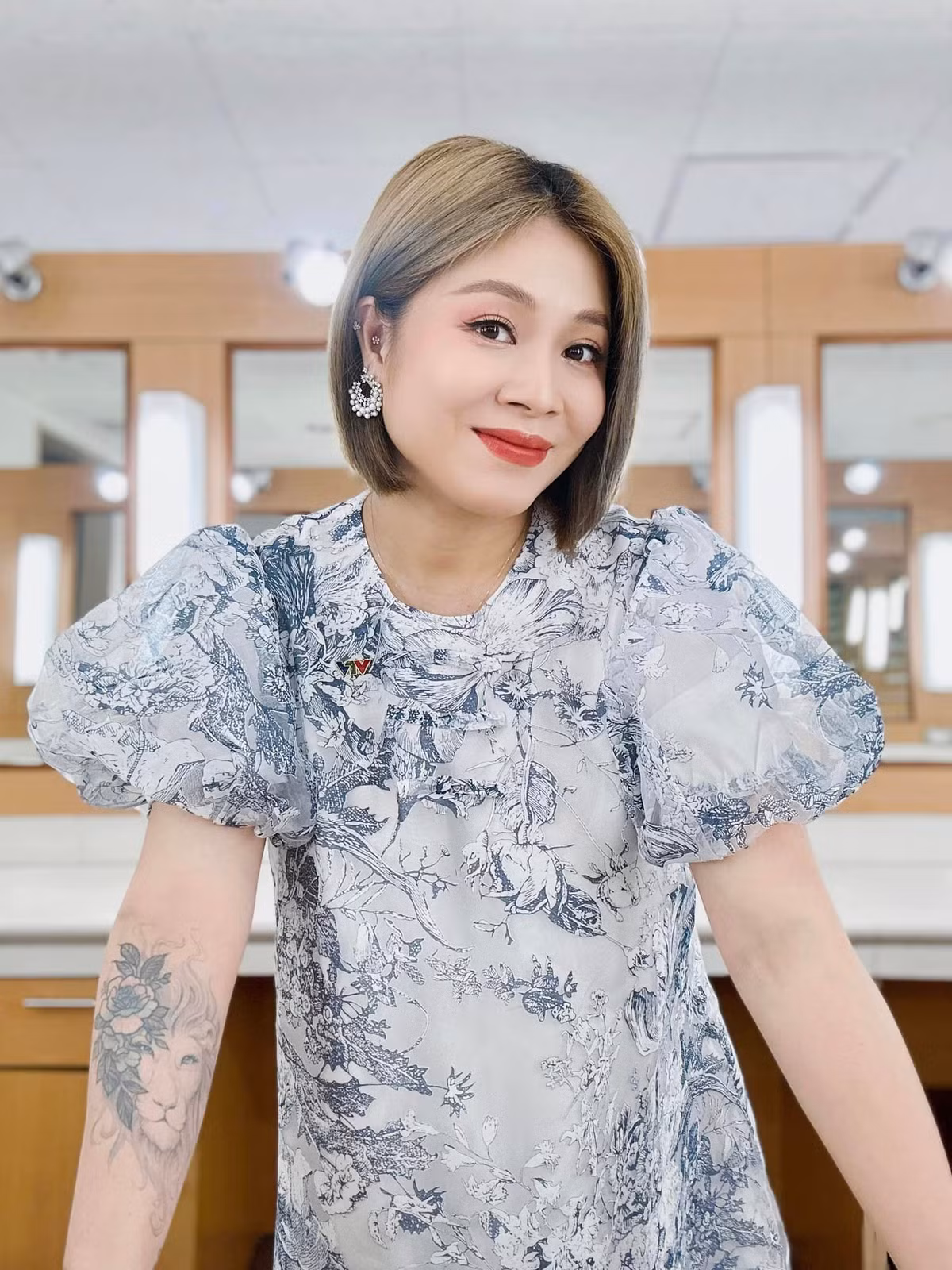 Cô hiện có bầu nên những trang phục lại càng kín đáo nhãn nhặn hơn.