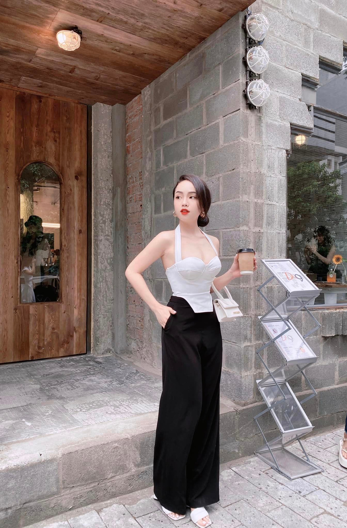 Thiện Mỹ khoe vóc dáng chuẩn không cần chỉnh khi rời bộ đồng phục tiếp viên hàng không.