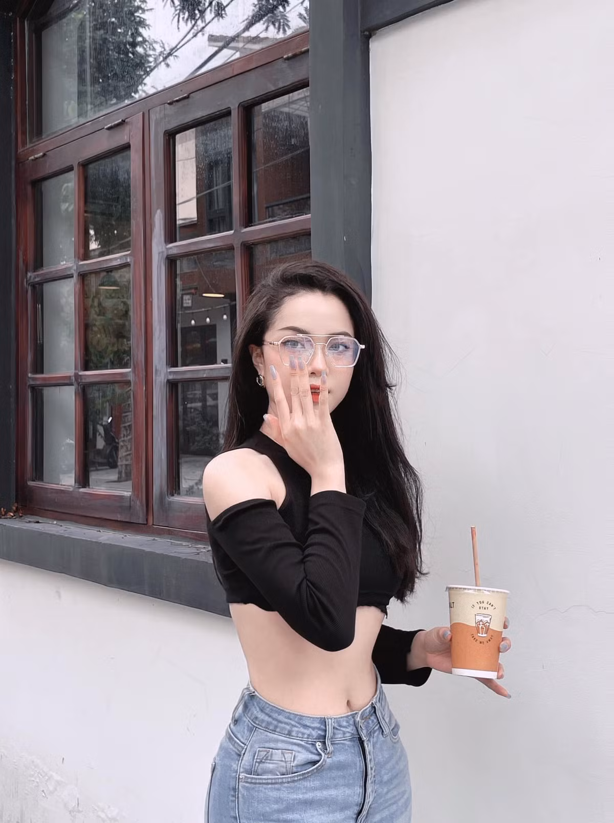 Trên trang cá nhân, nữ tiếp viên hàng không thường xuyên cập nhật những hình ảnh thường ngày.