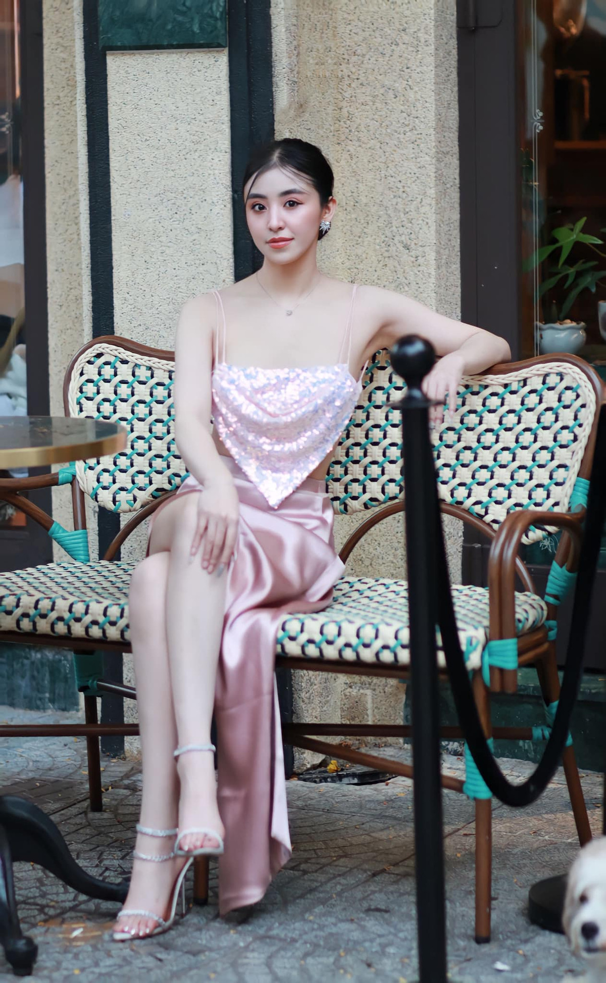 Gương mặt ngây ngô của cô giờ đây trở nên sắc sảo, mặn mà, được make-up hết sức kĩ càng.