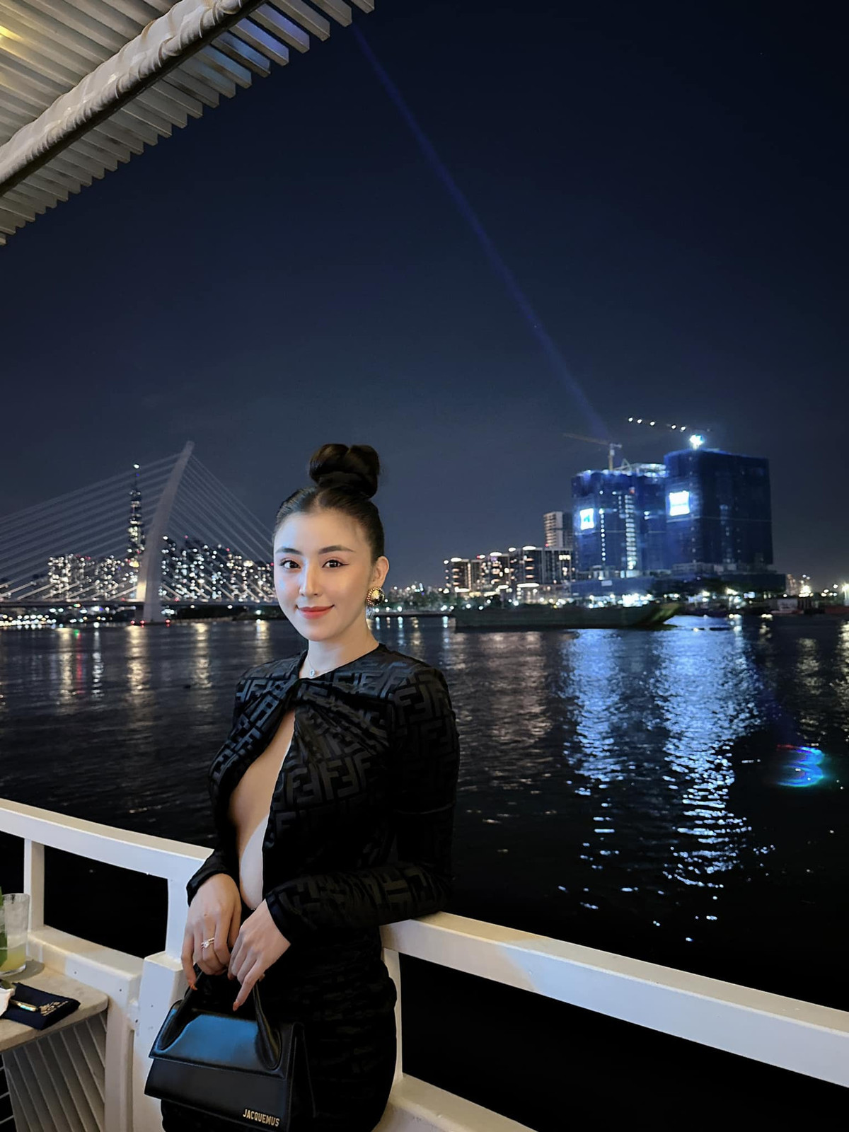 Phong cách thời trang của cô nàng trở nên sang trọng và quyến rũ hơn rất nhiều.