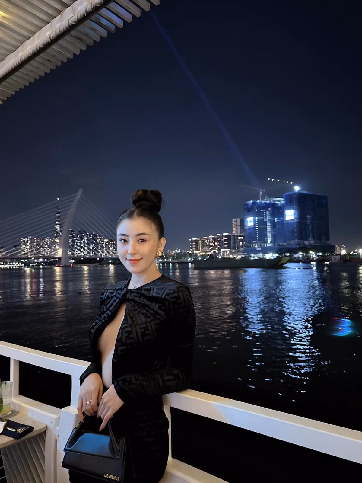 Phong cách thời trang của cô nàng trở nên sang trọng và quyến rũ hơn rất nhiều.