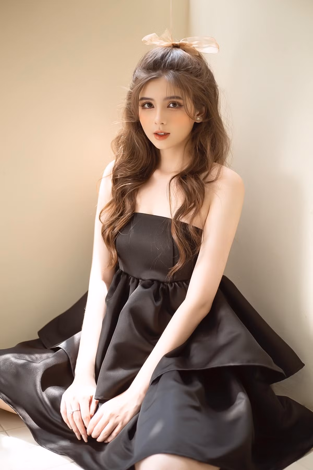 Hầu hết đều dành lời khen ngợi cho vẻ ngoài xinh đẹp và gu thời trang dịu dàng, ngọt ngào tựa công chúa, búp bê của mỹ nhân này.