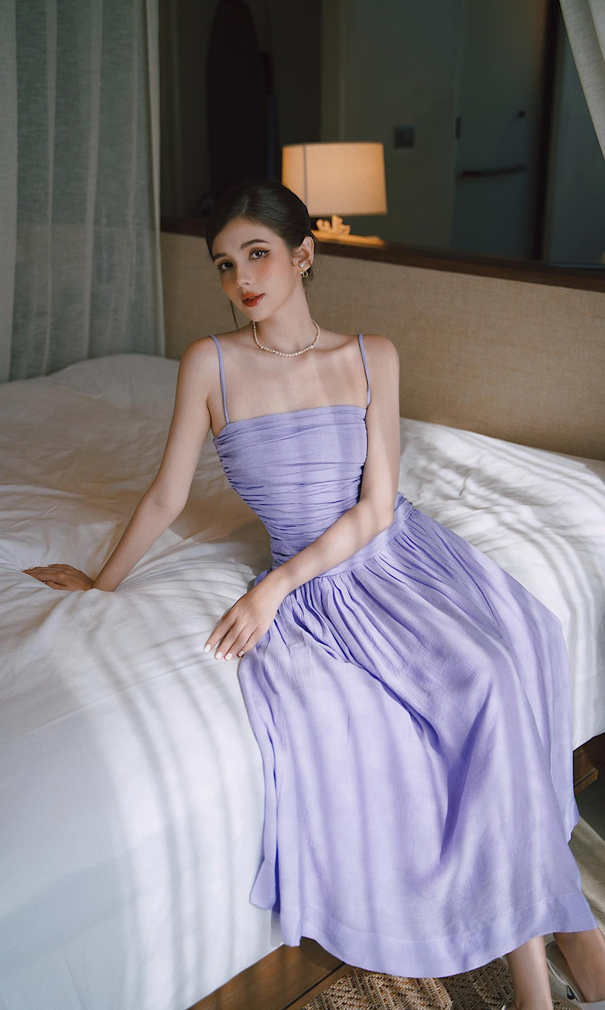 Làn da trắng nổi bật cùng vóc dáng cơ thể thanh mảnh với vòng eo thon giúp cô trông cuốn hút hơn.