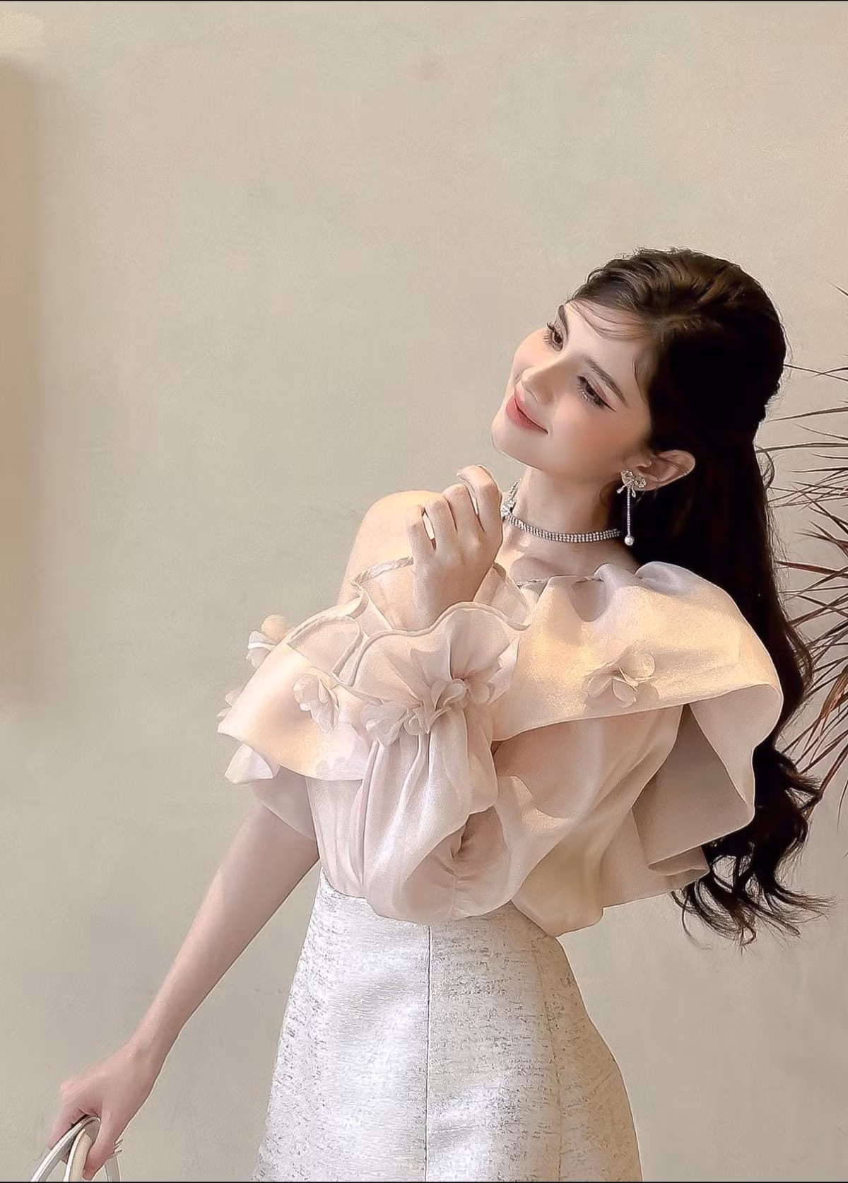 Hiện tại, hot girl lai này đang sinh sống và làm việc tại TP. HCM. Người đẹp làm người mẫu ảnh, KOL thời trang, mỹ phẩm.