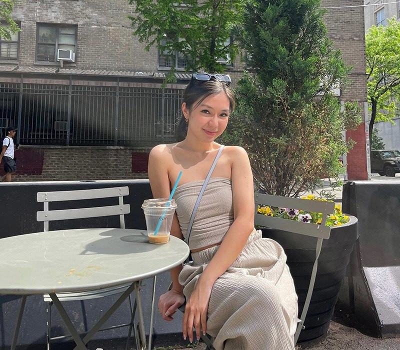 Sở hữu đôi chân dài nuột nà và không tì vết, đây cũng chính là lý do nhìn cô cao hơn chiều cao thật.