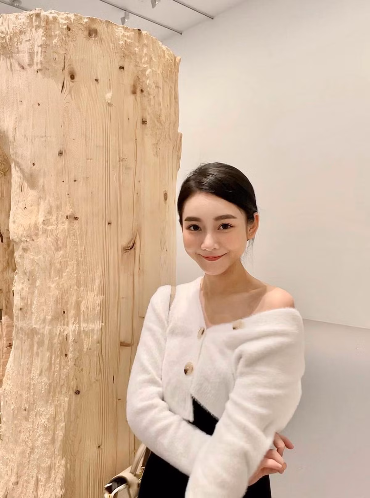 Có lẽ vì đặc thù công việc mà cô nàng không trang điểm quá cầu kì và thường xuyên để mặt mộc.