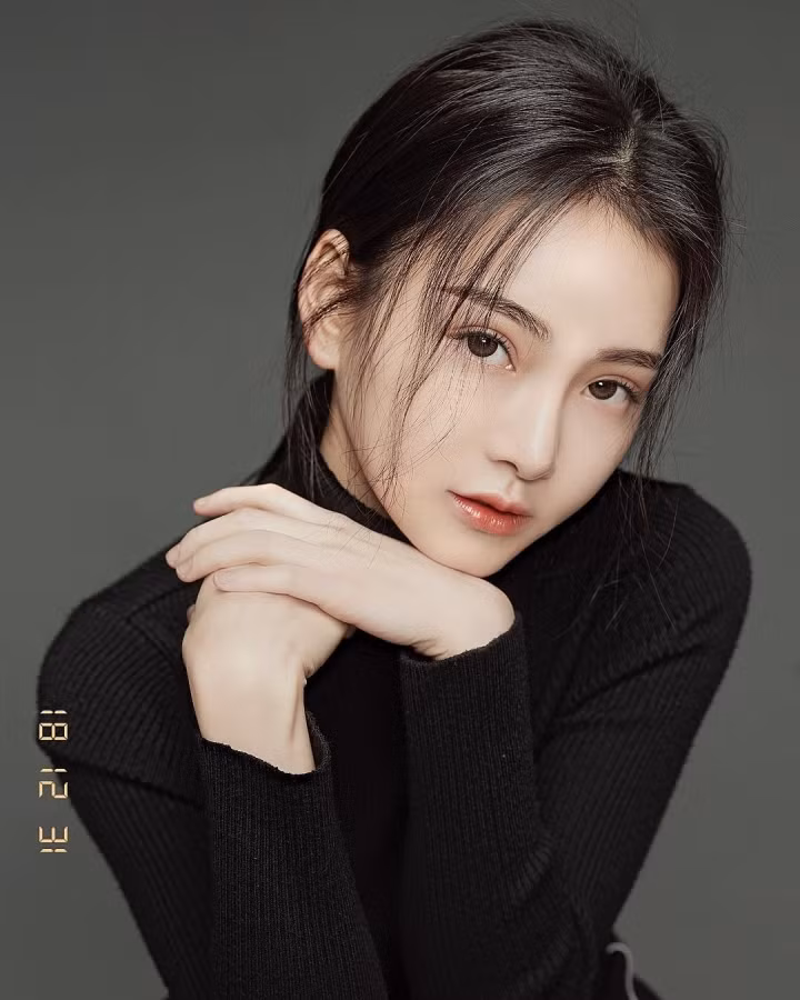 Thời điểm đó, Lee công tác tại Bệnh viện Đại học Quốc gia Đài Loan. Theo trang ETToday, Lee sinh ra trong gia đình có truyền thống làm nghề y. Cha và anh trai cô đều là bác sĩ. Tháng 4/2017, Lee tốt nghiệp khoa Y của ĐH Sydney, Australia.