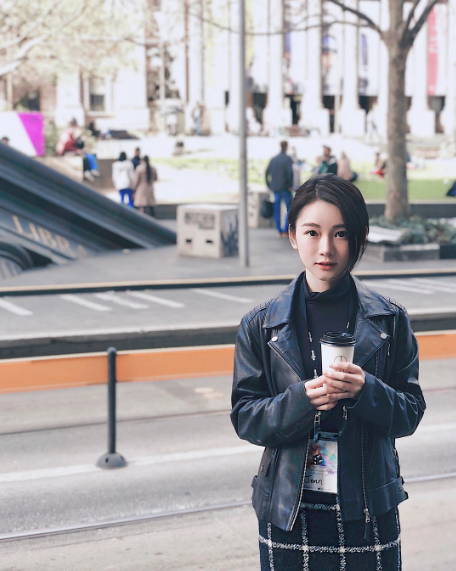 Khi trang điểm nhẹ nhàng cô sở hữu vẻ đẹp và thần thái chẳng khác gì những người nổi tiếng.