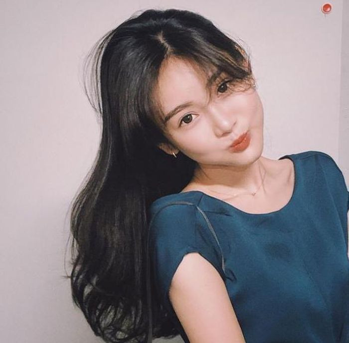 Ngắm nhìn cô nhiều vừa liên tưởng đến hot girl "thanh xuân vườn trường" lại vừa toát lên sự khả ái, thông minh của một người phụ nữ có học thức. Ảnh: IGNV