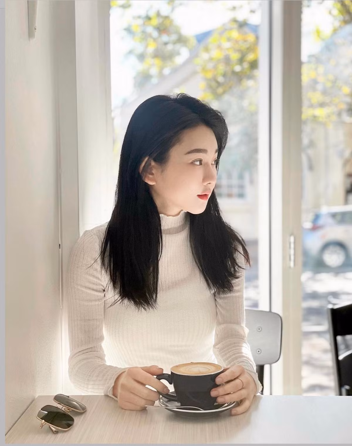 Lee yêu thích du lịch và thường xuyên chia sẻ ảnh check-in nhiều nơi từ châu Á đến châu Âu.