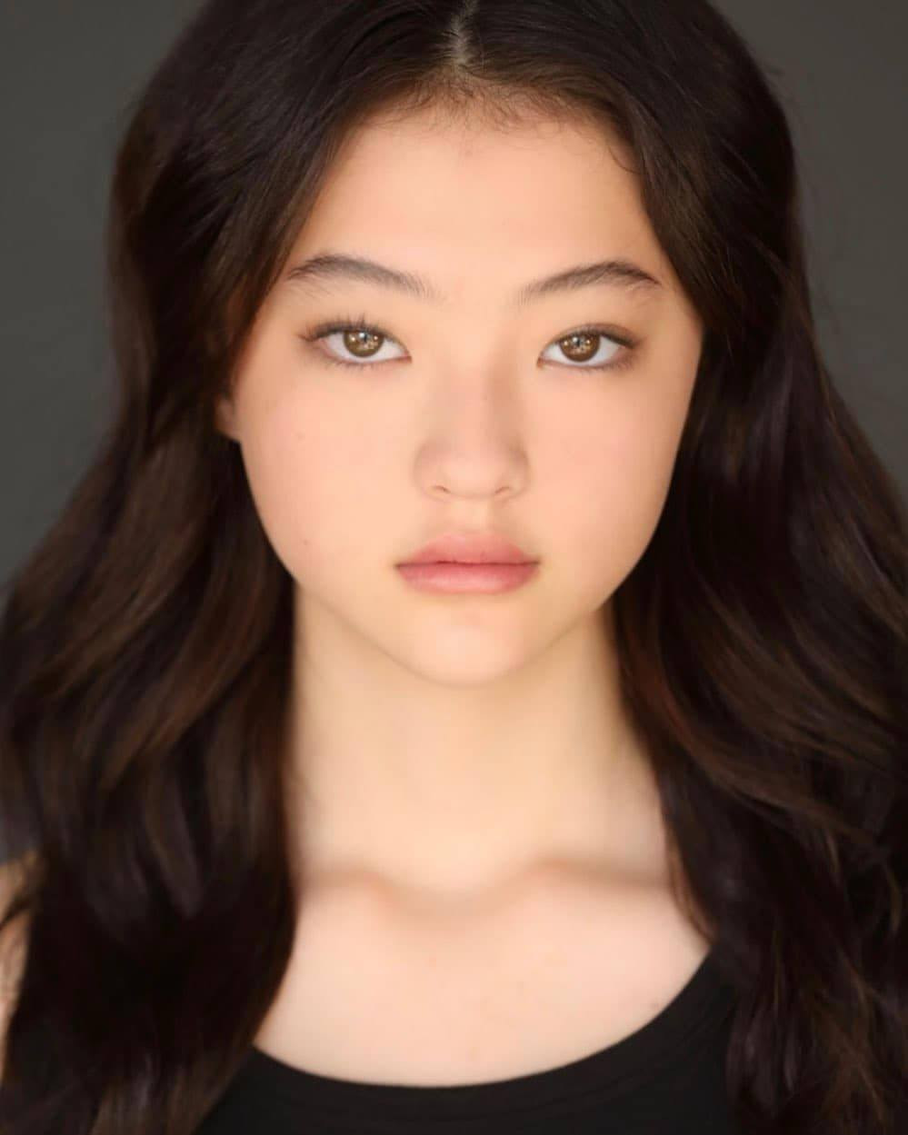 Fan cũng như cư dân mạng không ngừng tán thưởng nhan sắc rạng rỡ của hot girl lai Ella Gross khi 15 tuổi.