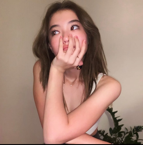 Cô đã ký hợp đồng với The Black Label - công ty liên kết của YG Entertainment để phát triển sự nghiệp.