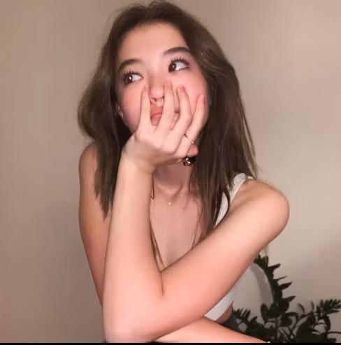 Cô đã ký hợp đồng với The Black Label - công ty liên kết của YG Entertainment để phát triển sự nghiệp.