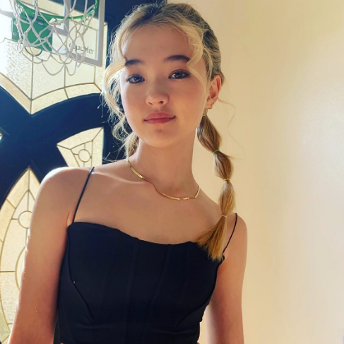 Không chỉ trở thành người mẫu, Ella Gross còn tham gia đóng phim và bộc lộ khả năng ca hát. Ảnh: IGNV