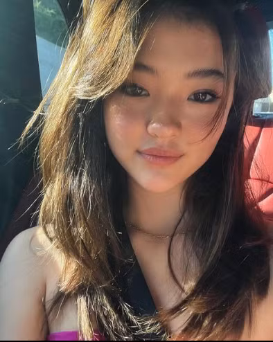 Hiện tại khi bước sang tuổi 15 Ella Gross gây chú ý với trang phục có phong cách trưởng thành hơn nhưng không kém phần năng động.