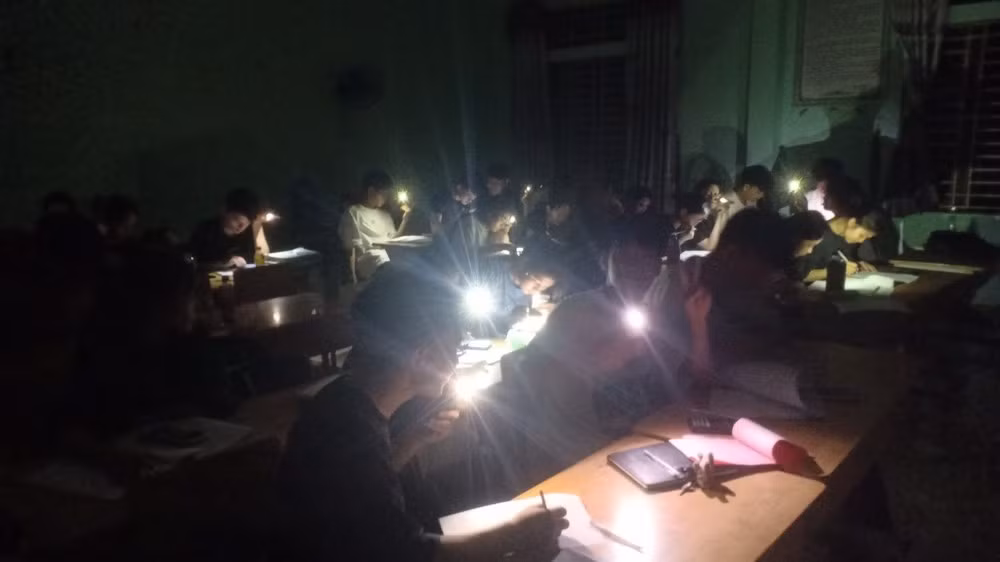 Hoc tro vuot nong on thi tot nghiep duoi anh den pin dien thoai