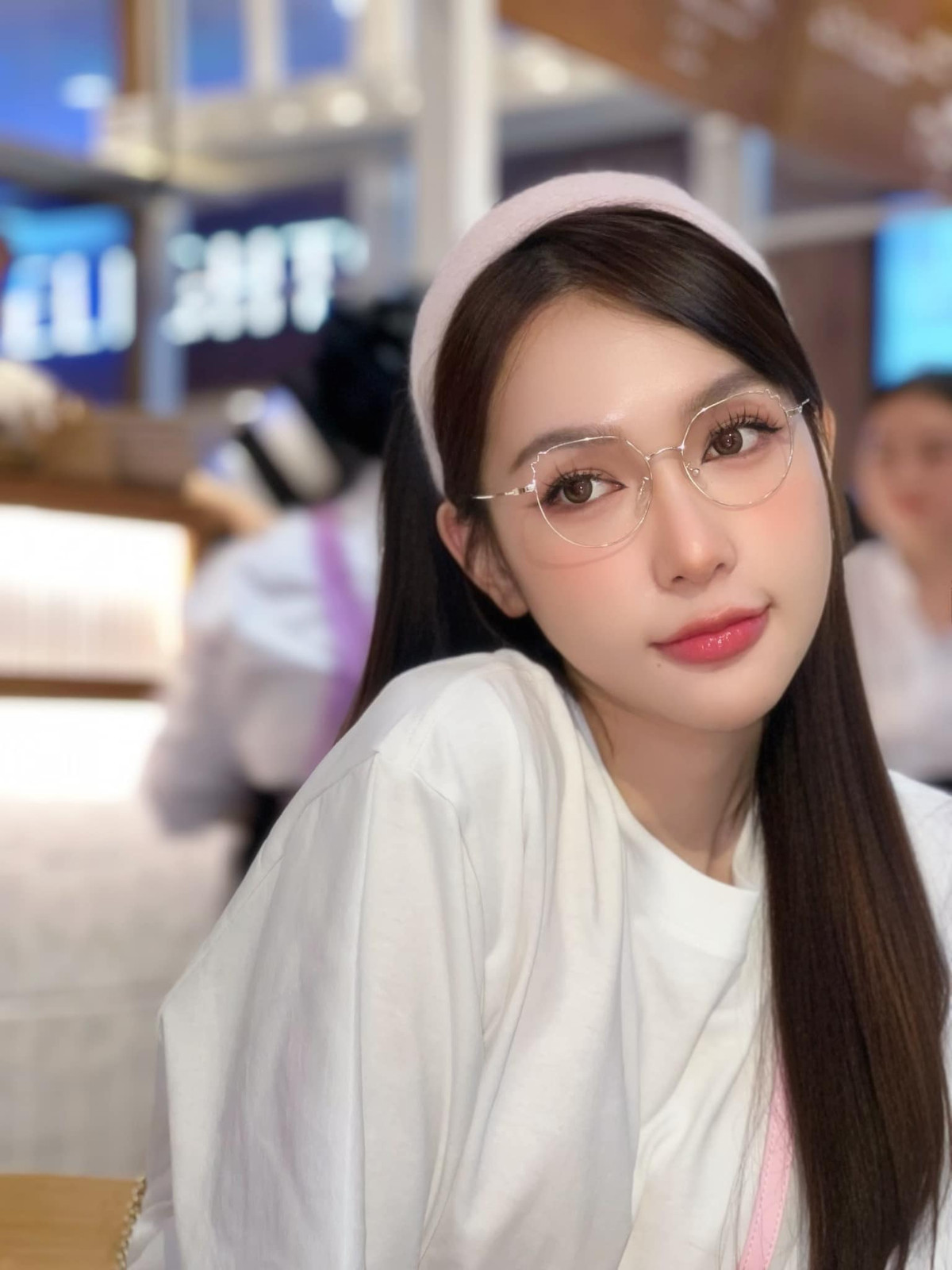 Mỹm Trần được khán giả nhận xét có nét đẹp hao hao giống Yoshi Rinrada - Á hậu 2 tại Hoa hậu Chuyển giới Quốc tế 2018.