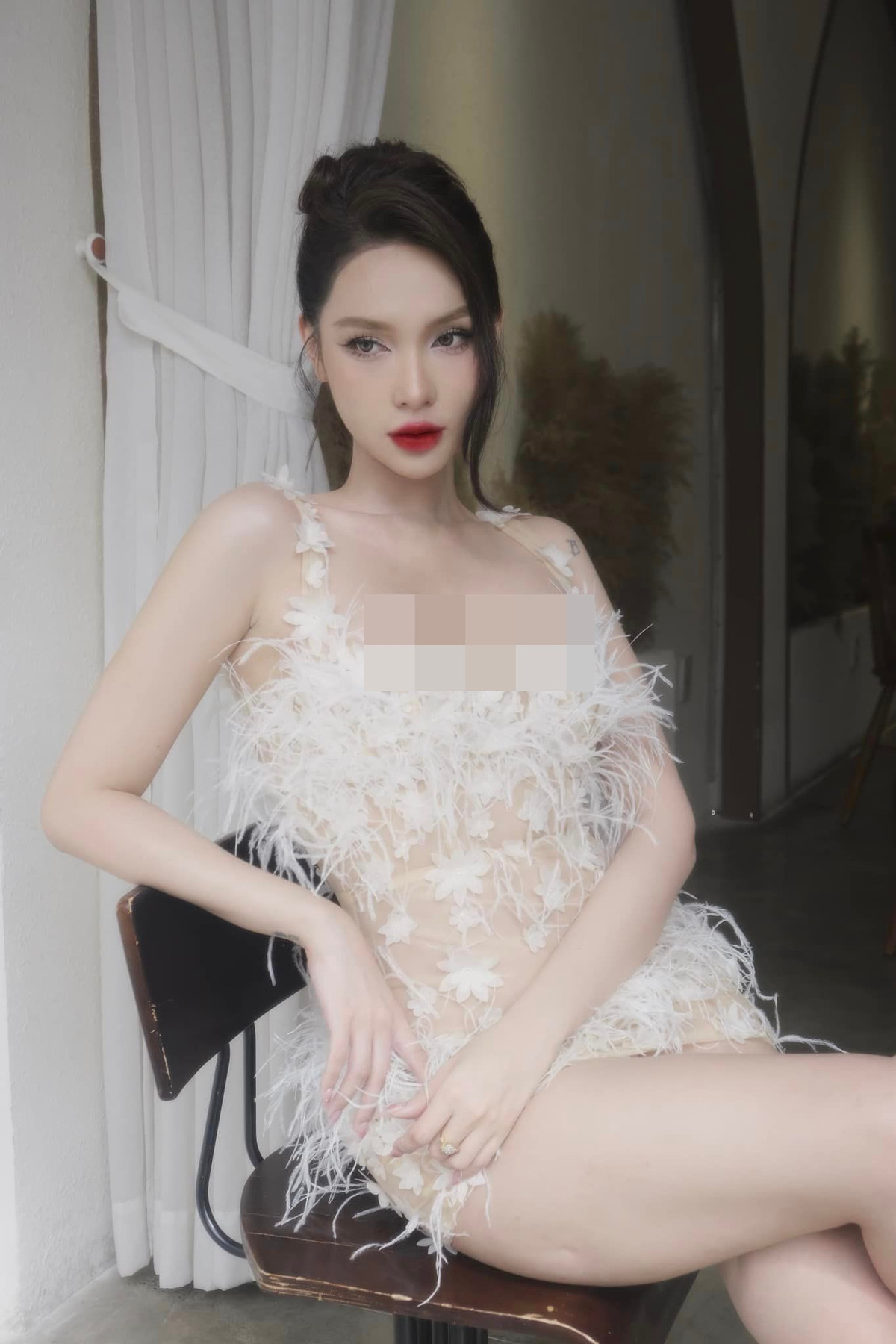 Cô được khán giả biết đến nhiều hơn khi tham gia một cuộc thi nhan sắc dành cho người chuyển giới và lọt top 10 chung cuộc.