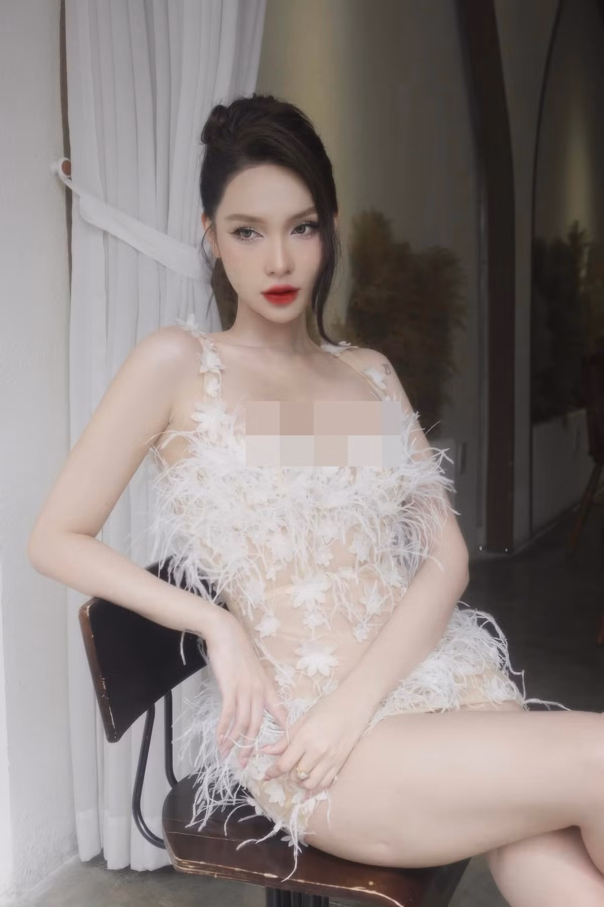 Cô được khán giả biết đến nhiều hơn khi tham gia một cuộc thi nhan sắc dành cho người chuyển giới và lọt top 10 chung cuộc.