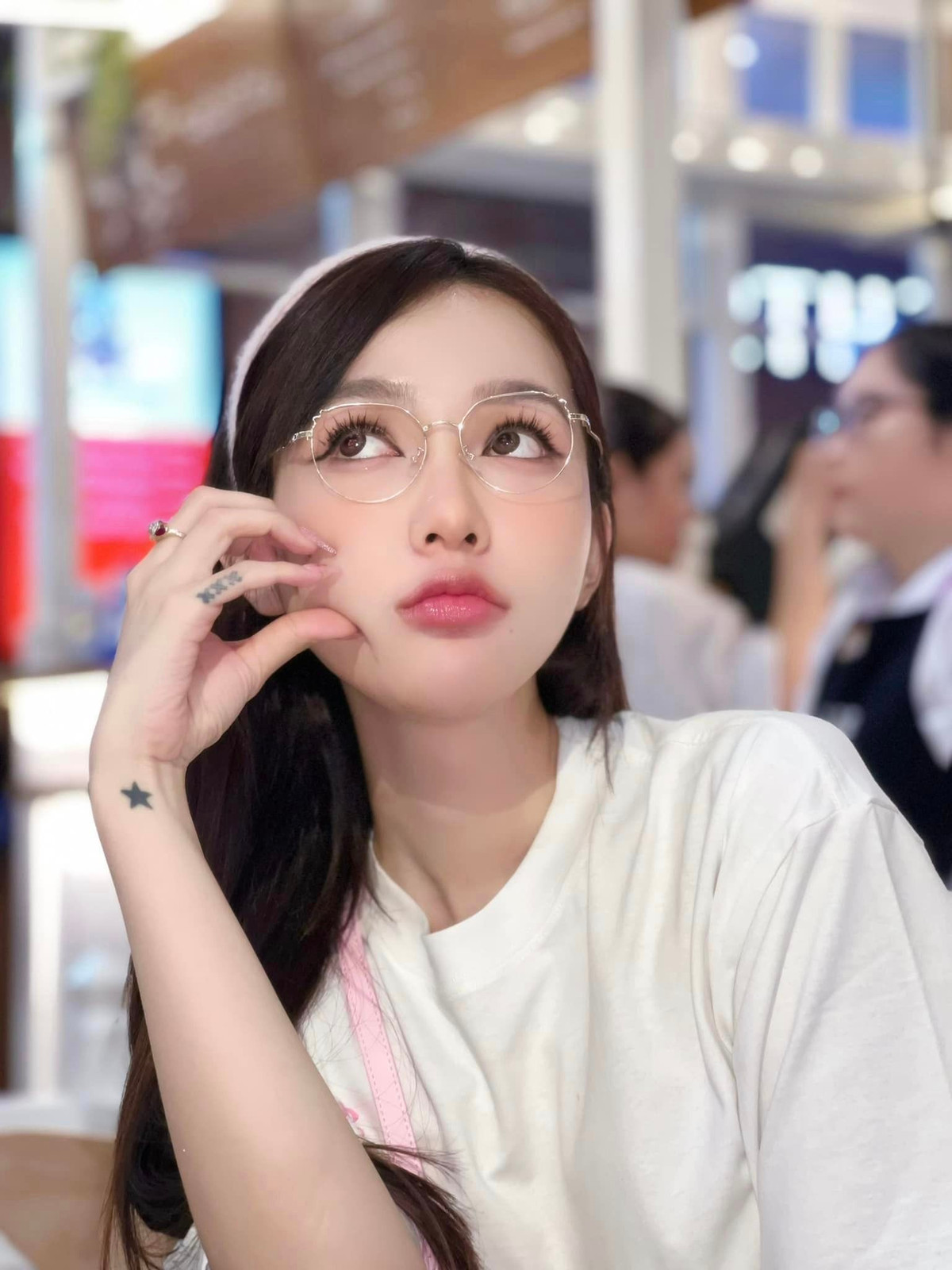 Trước đó, cô từng được một số trang báo quốc tế ca ngợi và gọi với những biệt danh như "búp bê Việt Nam", "Lisa phiên bản Việt",...