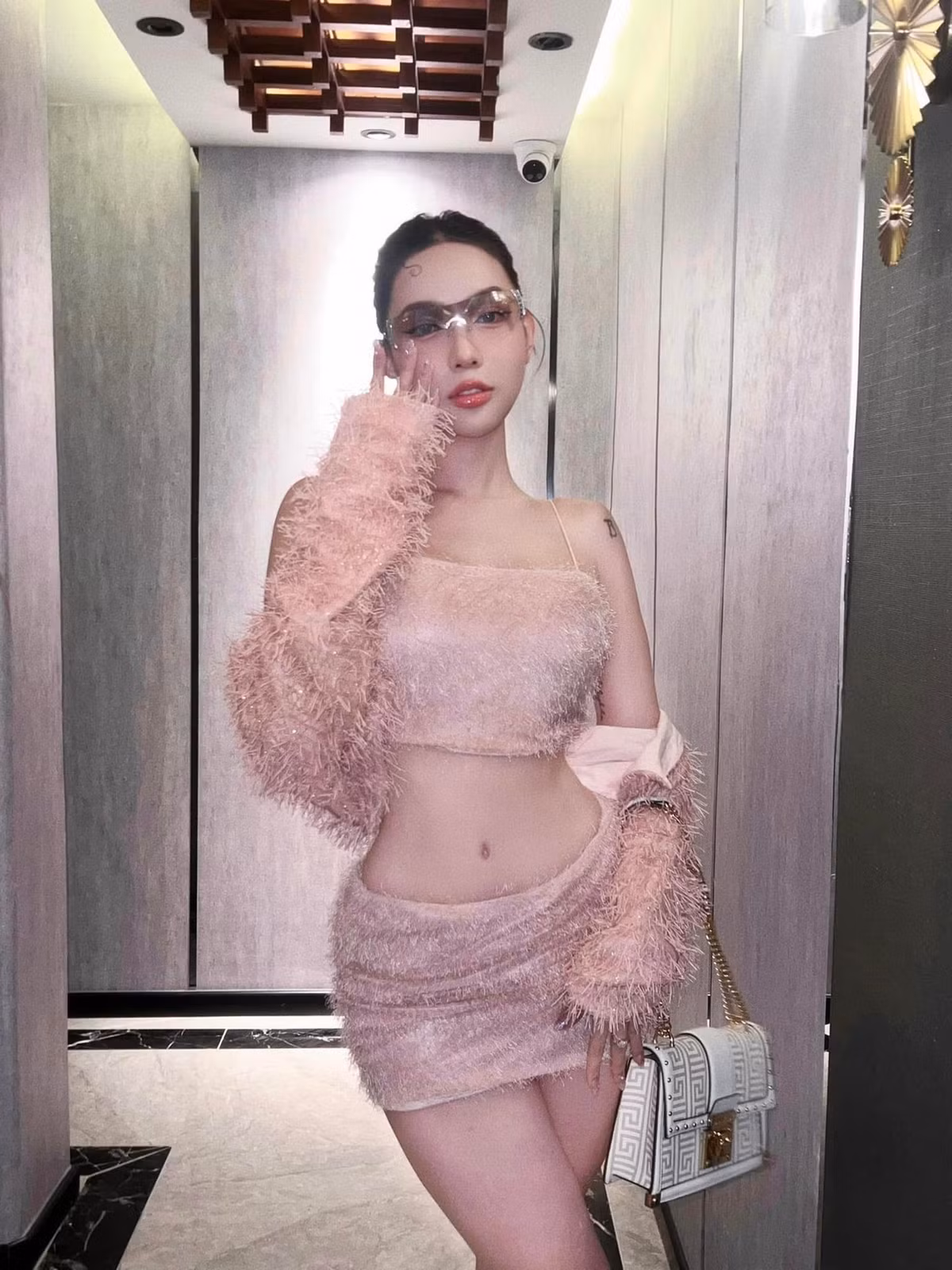 Cô cho biết, gương mặt của cô hoàn toàn không sử dụng đến dao kéo mà chỉ sử dụng phương pháp Botox và Filler mà thôi. Ảnh: FBNV