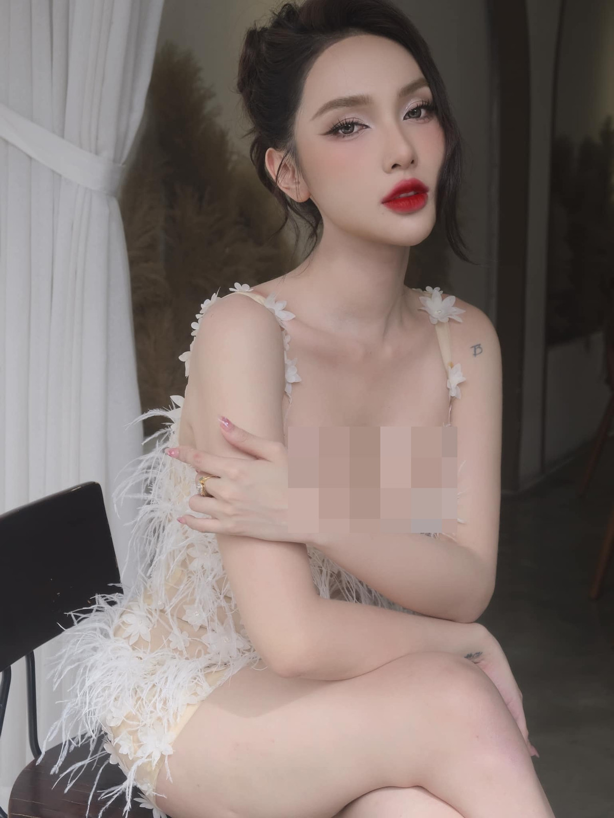 Cô cao 1m75, sở hữu số đo 3 vòng 93-65-93 cm.